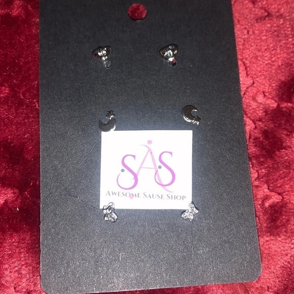 Jewelry - Too cute little earrings